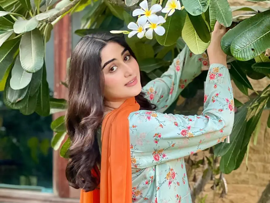 Zoha Tauqeer impresses with her debut in “Apa Shamim”