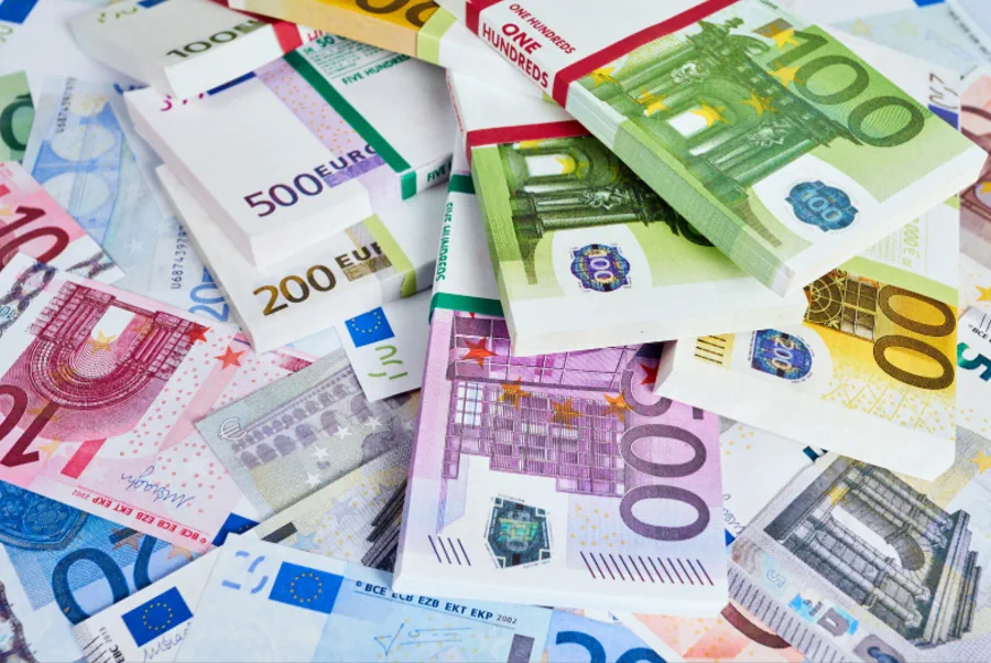 Euro Edges Higher at 304.80 PKR – July 17, 2025