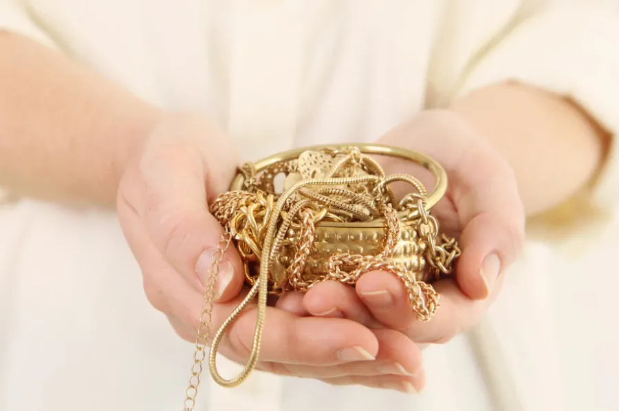 Gold Prices Hit Record Highs in Pakistan, Cross Rs350,000 per Tola Amid Global Surge